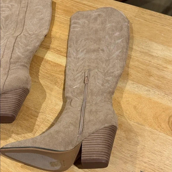 Tan Suede Western Boots - Picture 2 of 2